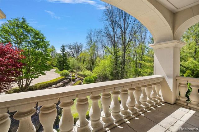 6250 Walnut Lake Road, West Bloomfield, MI 48323