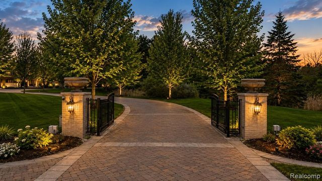 6250 Walnut Lake Road, West Bloomfield, MI 48323