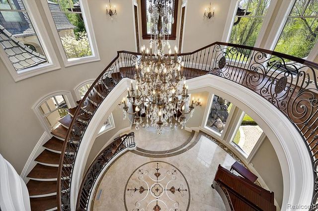 6250 Walnut Lake Road, West Bloomfield, MI 48323