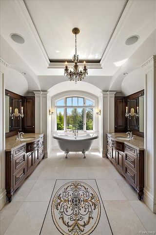 6250 Walnut Lake Road, West Bloomfield, MI 48323
