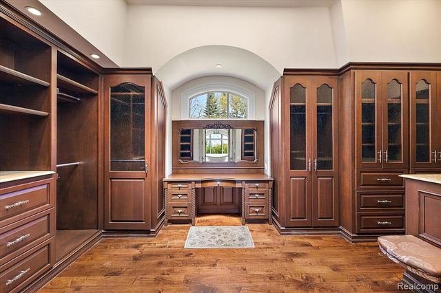 6250 Walnut Lake Road, West Bloomfield, MI 48323