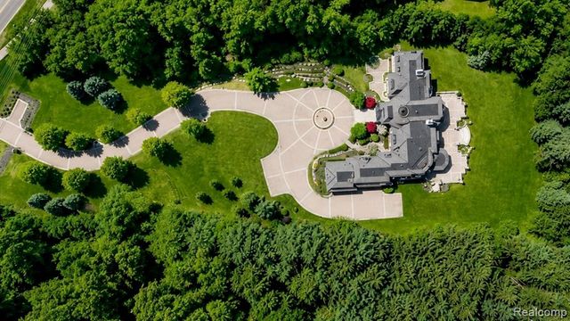 6250 Walnut Lake Road, West Bloomfield, MI 48323