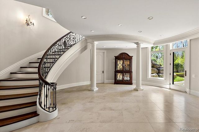 6250 Walnut Lake Road, West Bloomfield, MI 48323