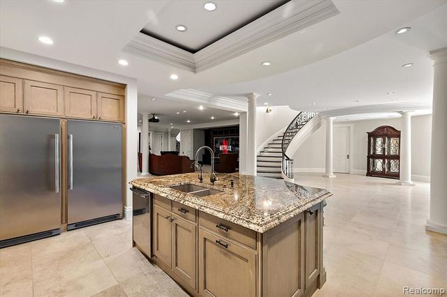 6250 Walnut Lake Road, West Bloomfield, MI 48323