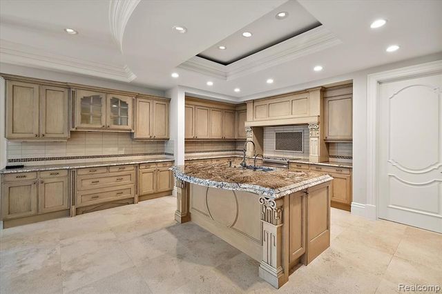 6250 Walnut Lake Road, West Bloomfield, MI 48323