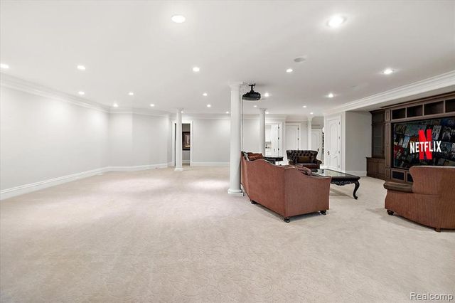 6250 Walnut Lake Road, West Bloomfield, MI 48323