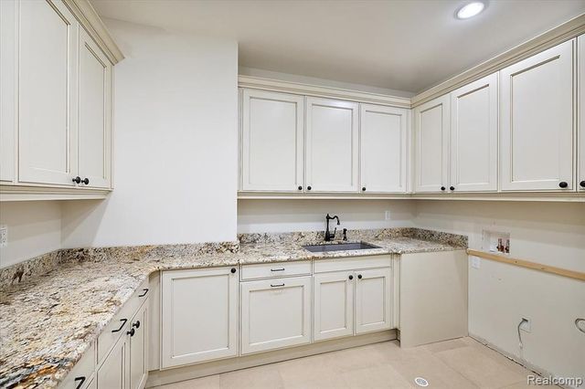 6250 Walnut Lake Road, West Bloomfield, MI 48323