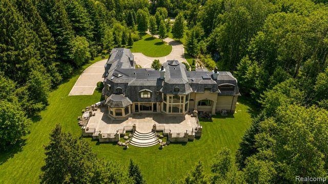6250 Walnut Lake Road, West Bloomfield, MI 48323