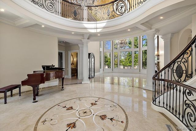 6250 Walnut Lake Road, West Bloomfield, MI 48323