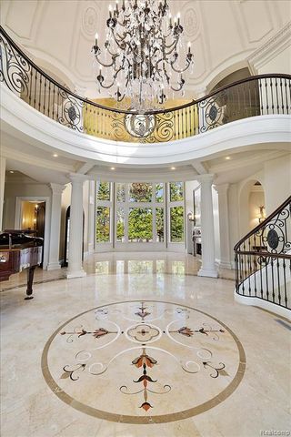6250 Walnut Lake Road, West Bloomfield, MI 48323