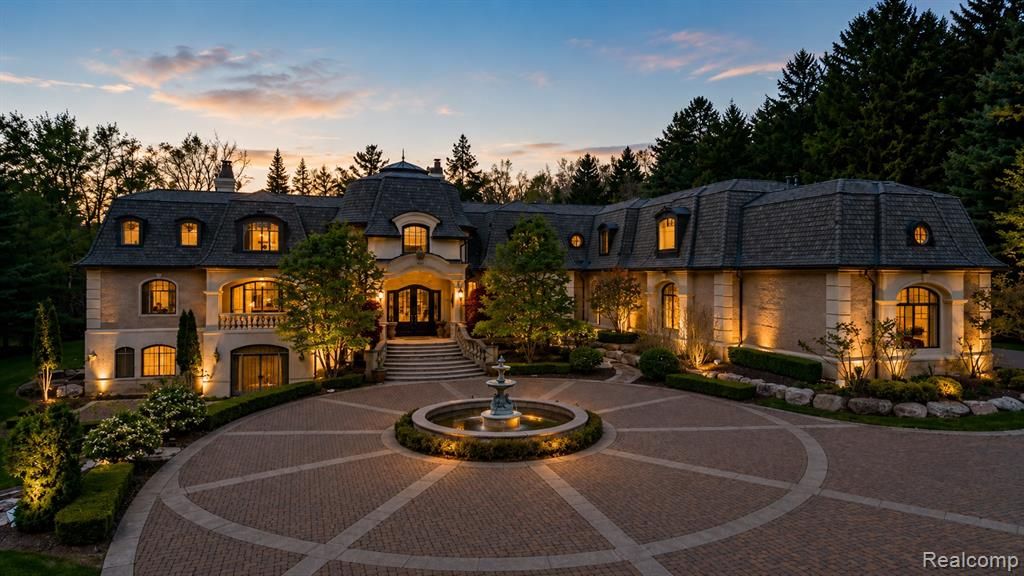 6250 Walnut Lake Road, West Bloomfield, MI 48323