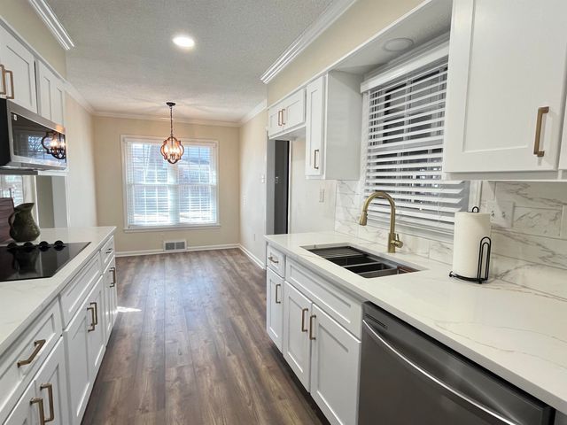 1595 MILLER FARMS RD, Germantown, TN 38138