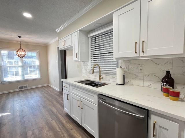 1595 MILLER FARMS RD, Germantown, TN 38138