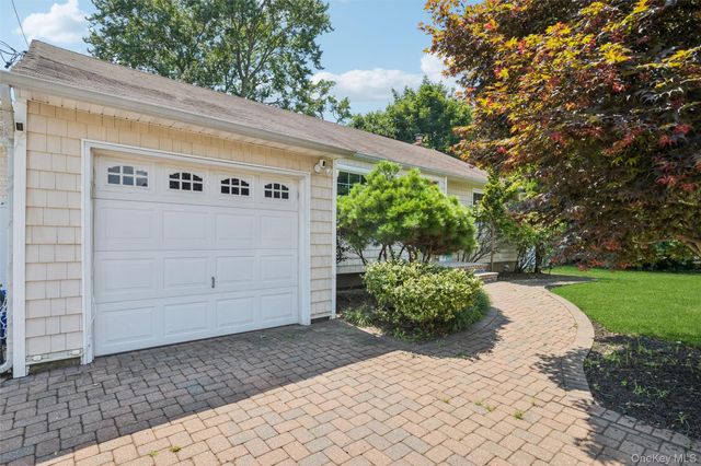 42 Lexington Avenue, West Babylon, NY 11704