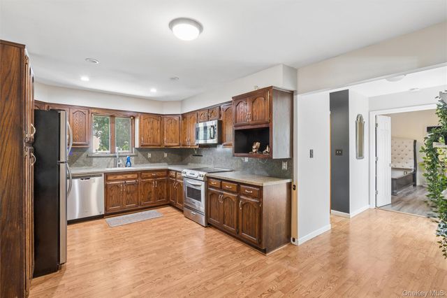42 Lexington Avenue, West Babylon, NY 11704
