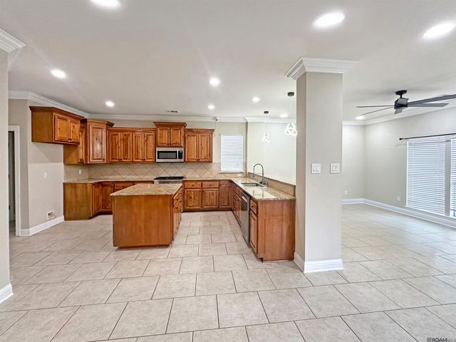 16445 Long Lake Dr, Prairieville, LA 70769