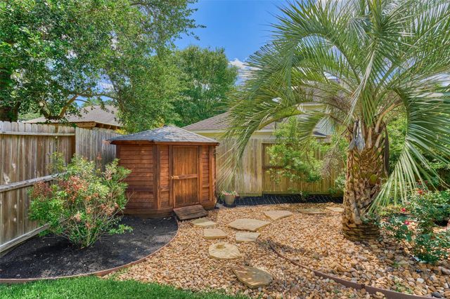 23 Weeping Spruce Place, Conroe, TX 77384