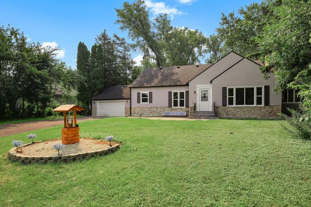 770 Viking Drive E, Maplewood, MN 55117