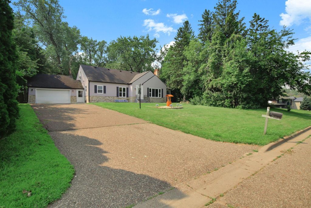 770 Viking Drive E, Maplewood, MN 55117