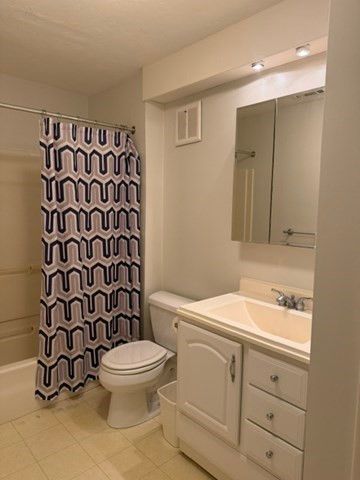 1 Kingswood 8, Abington, MA 02351