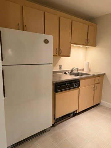 1 Kingswood 8, Abington, MA 02351