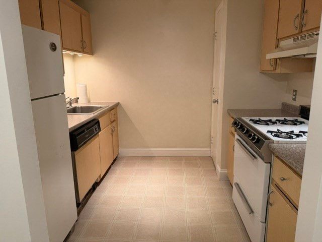 1 Kingswood 8, Abington, MA 02351