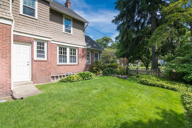 20 Wenonah Pl, Longmeadow, MA 01106