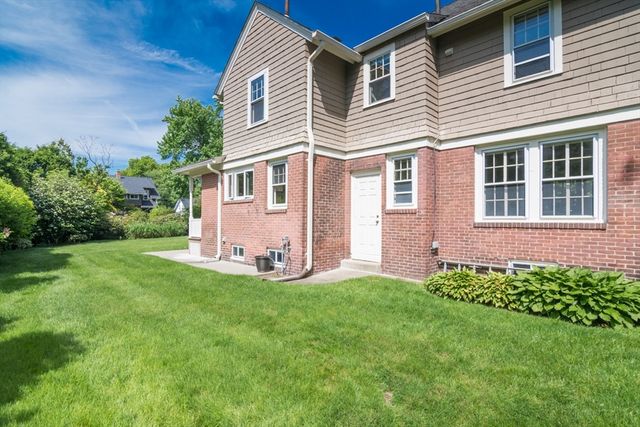 20 Wenonah Pl, Longmeadow, MA 01106