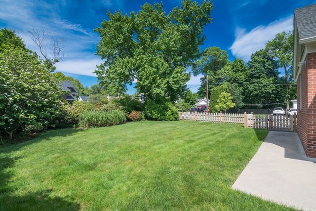 20 Wenonah Pl, Longmeadow, MA 01106