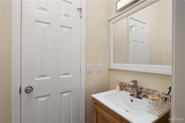 1021 W Esteban Avenue, Pharr, TX 78577
