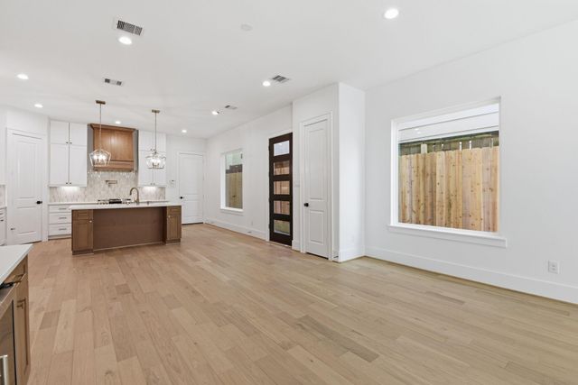 2916 Virginia St, Houston, TX 77098