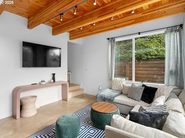 3590 Sw PATTON Rd C, Portland, OR 97221