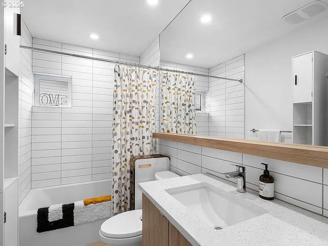 3590 Sw PATTON Rd C, Portland, OR 97221