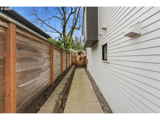 3590 Sw PATTON Rd C, Portland, OR 97221