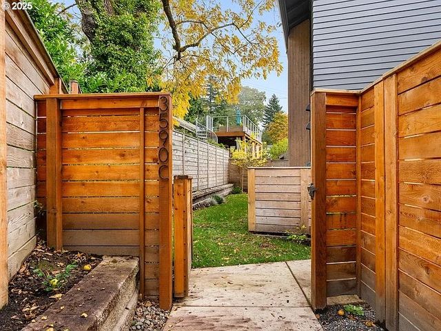 3590 Sw PATTON Rd C, Portland, OR 97221