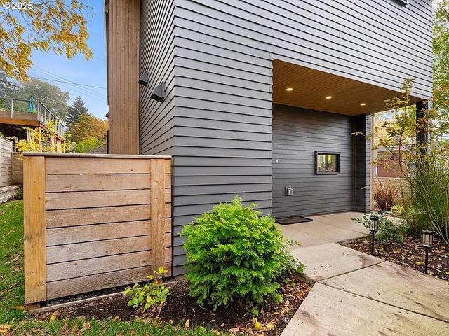 3590 Sw PATTON Rd C, Portland, OR 97221