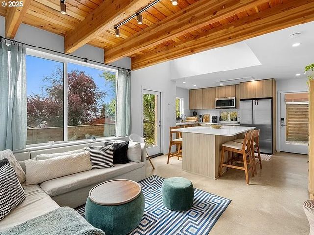 3590 Sw PATTON Rd C, Portland, OR 97221