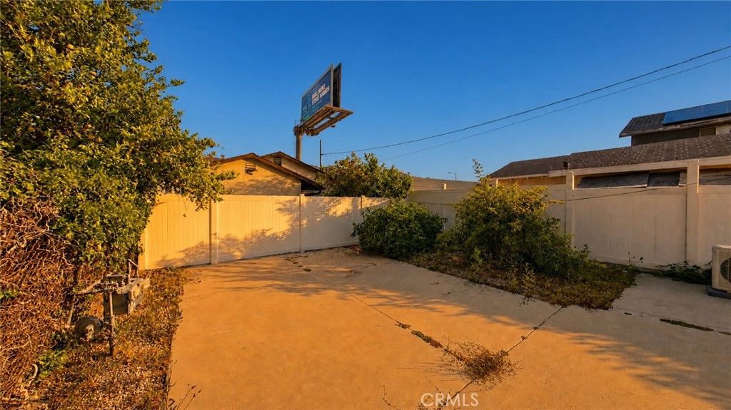Image 17 of property listing at 6850 Quinton Lane, Tujunga, CA 91042