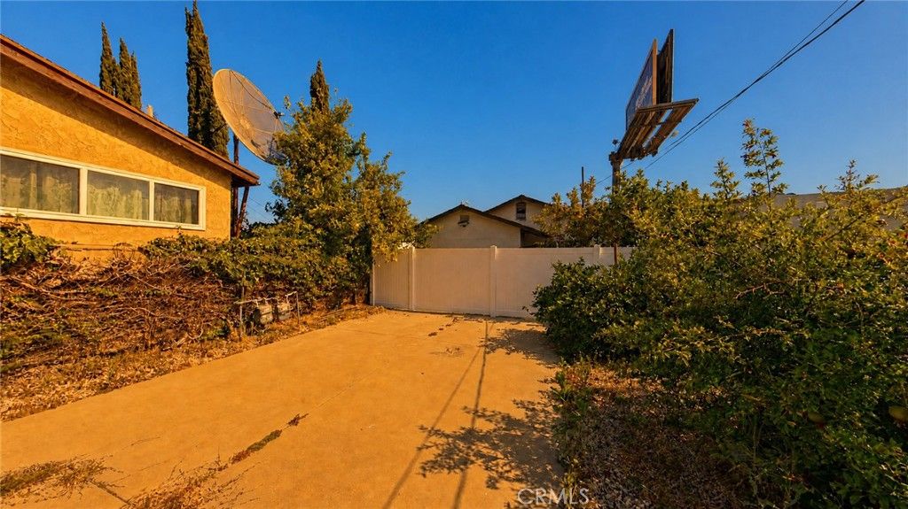 Image 18 of property listing at 6850 Quinton Lane, Tujunga, CA 91042