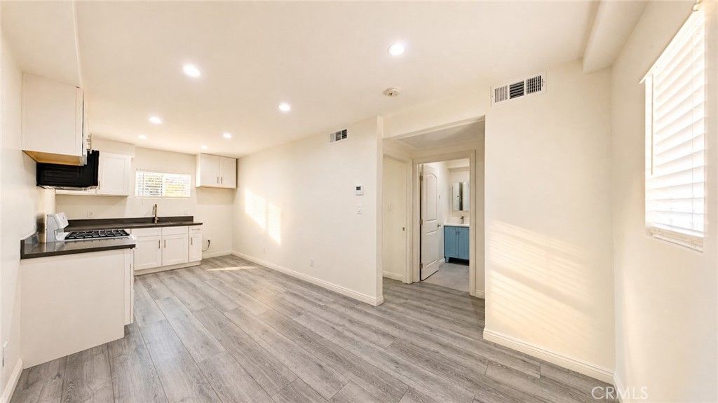 Image 2 of property listing at 6850 Quinton Lane, Tujunga, CA 91042