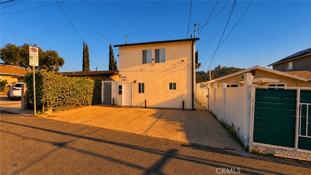 Image 3 of property listing at 6850 Quinton Lane, Tujunga, CA 91042