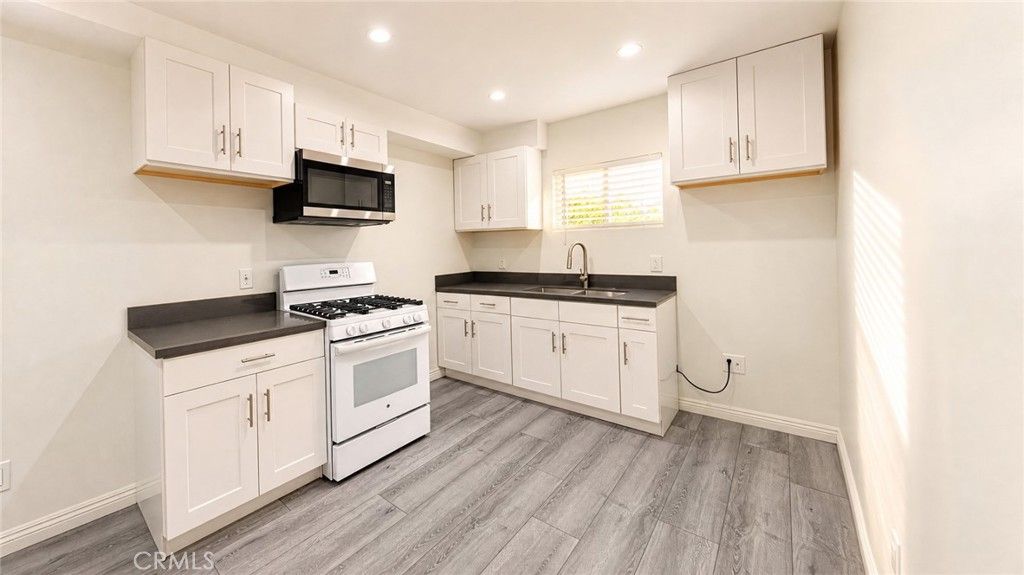 Image 4 of property listing at 6850 Quinton Lane, Tujunga, CA 91042