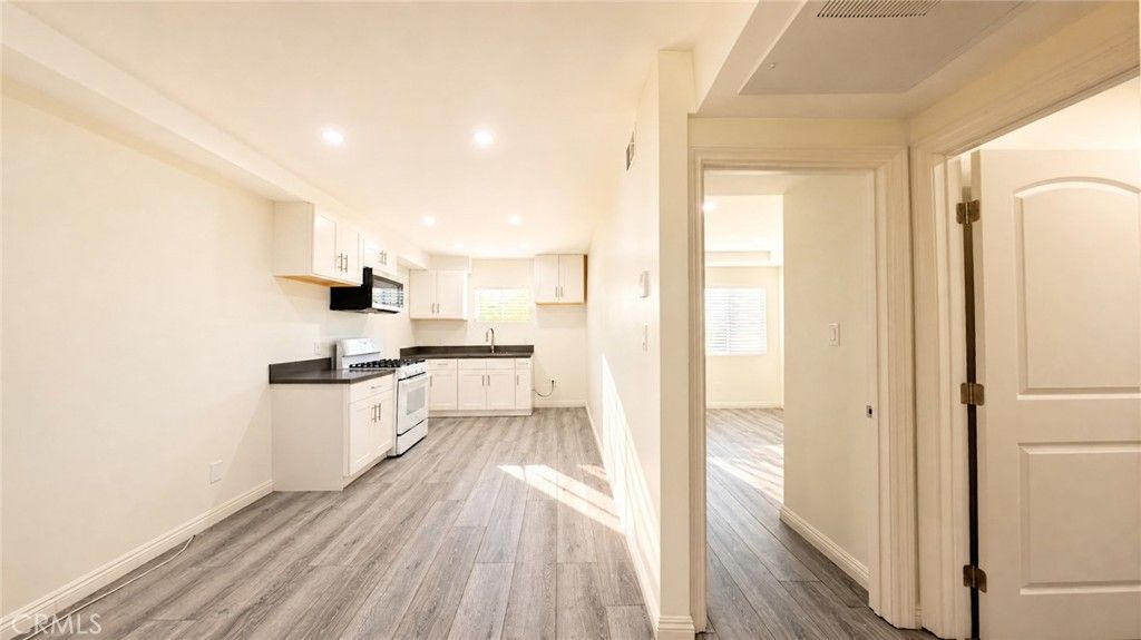 Image 5 of property listing at 6850 Quinton Lane, Tujunga, CA 91042