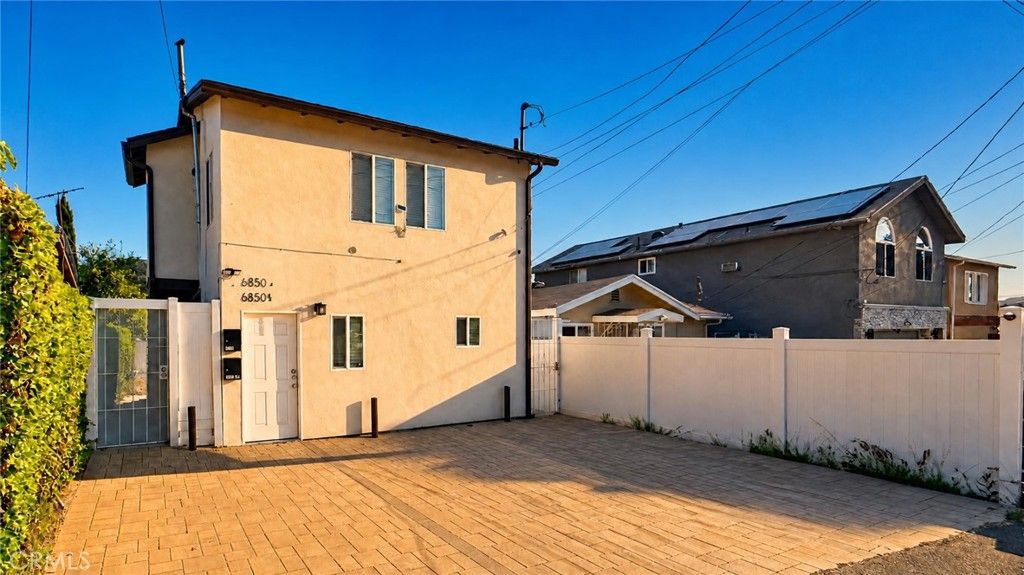 Image 6 of property listing at 6850 Quinton Lane, Tujunga, CA 91042