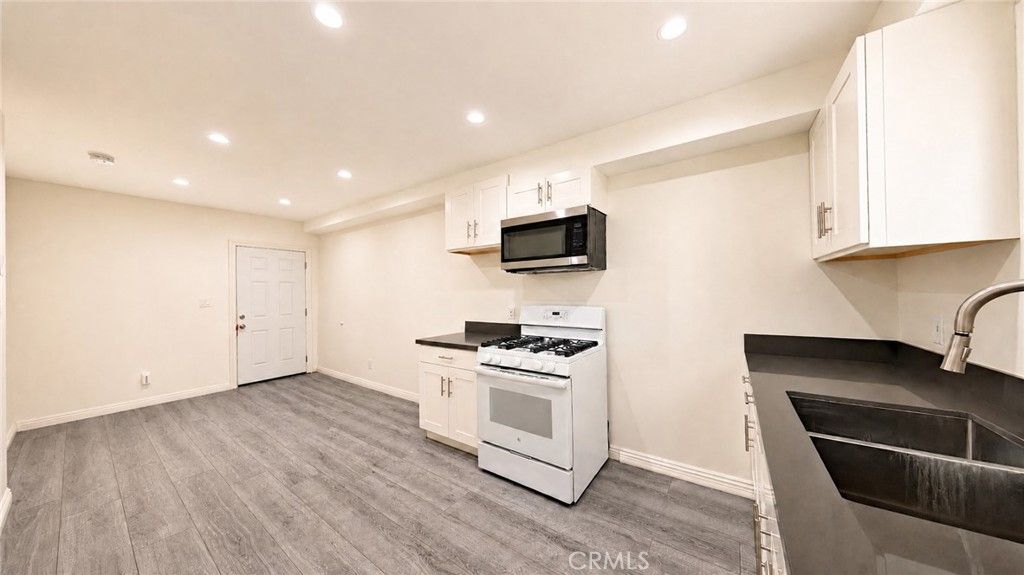 Image 8 of property listing at 6850 Quinton Lane, Tujunga, CA 91042