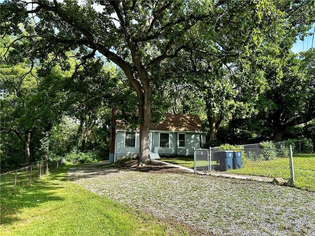 6800 Blue Parkway, Kansas City, MO 64129