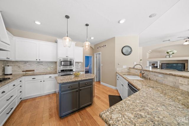 15427 Chateau Montelena Drive, Bakersfield, CA 93314