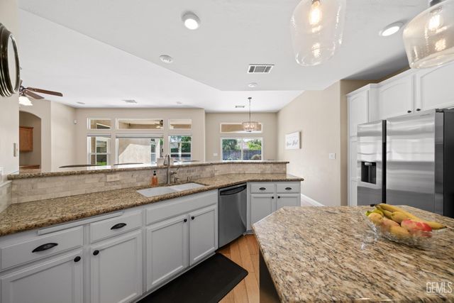 15427 Chateau Montelena Drive, Bakersfield, CA 93314