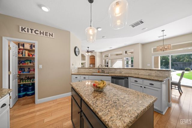 15427 Chateau Montelena Drive, Bakersfield, CA 93314