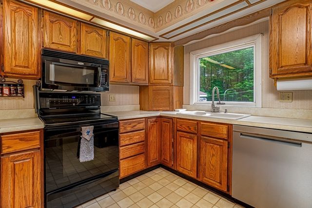 372 Franklin Rd, Fitchburg, MA 01420